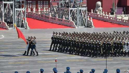 中国成立后的几次大阅兵瞬间（阅兵中国最霸气的女兵）