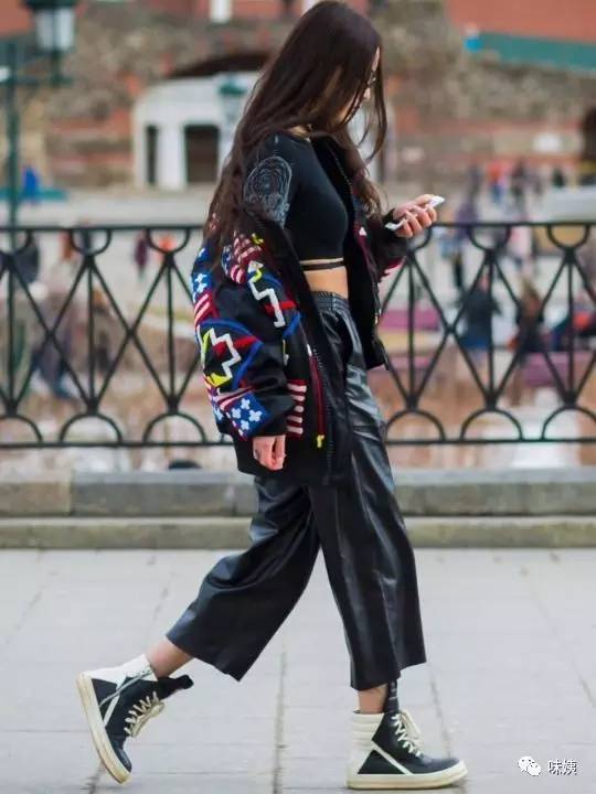 男生下身军绿色裤子,上身藏青色短袖好看吗？（世界上最绿的裤子图片）