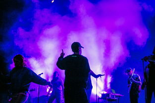 世界上最伤心的人是谁唱的，世界上最伤心的人-歌曲