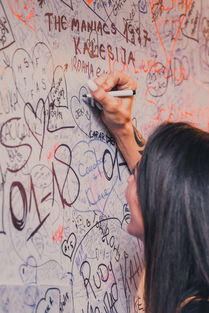 起床挣钱去的带字图片大全,中国最漂亮的助理